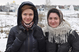 Девушки на фоне Кремля